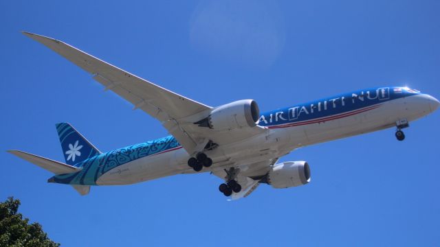 Boeing 787-8 (F-ONUI) - THT on short final for 25R