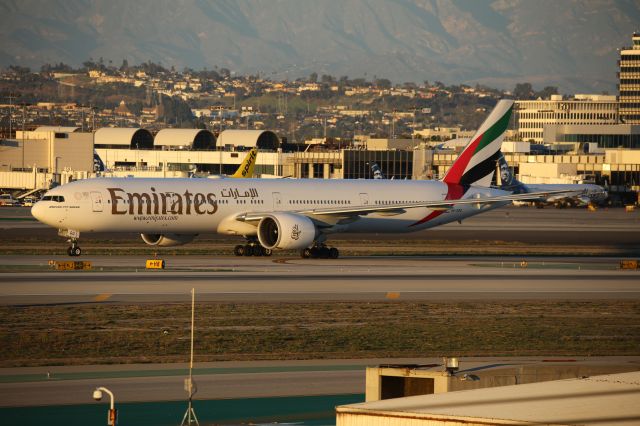 BOEING 777-300ER (A6-EGD)