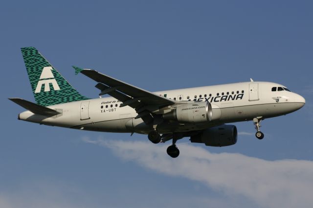 Airbus A318 (XA-UBT)