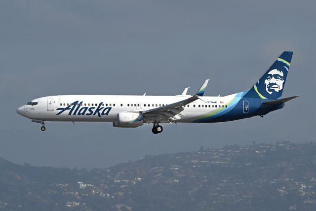 Boeing 737-900 (N270AK)