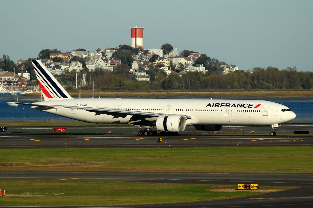 Boeing 777 (F-GZNH) - AFR 334 landing on 22L