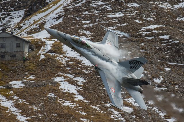 McDonnell Douglas FA-18 Hornet (J5018)