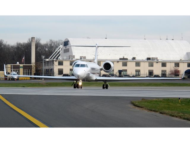 Gulfstream Aerospace Gulfstream V (N531QS) - Lining up runway 16.