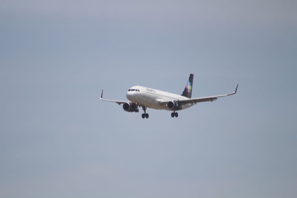Airbus A320 (XA-VLM) - APPROACH FINAL 27 MMTJ