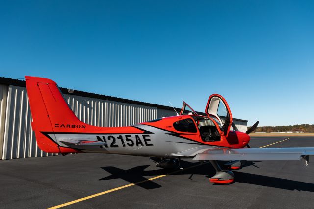 Cirrus SR-22 (N215AE)