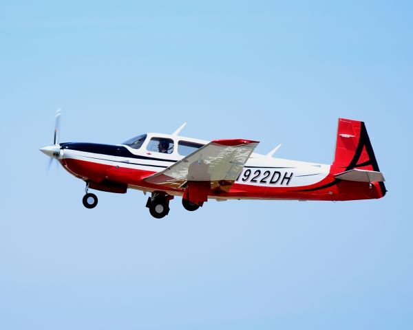 Mooney M-20 Turbo (N922DH) - Departing Runway 26