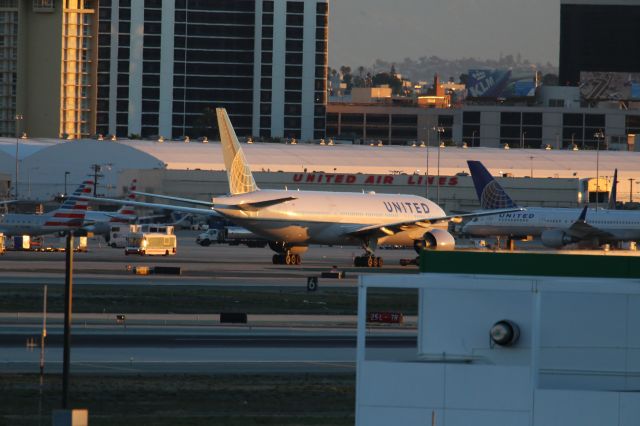 Boeing 777-200 (N795UA)