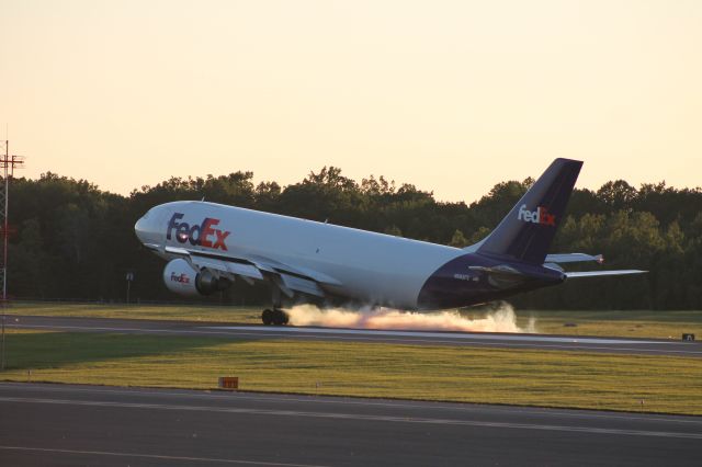 Airbus A300F4-600 (N683FE) - FedEx 367 from Memphis touches down on runway 24.