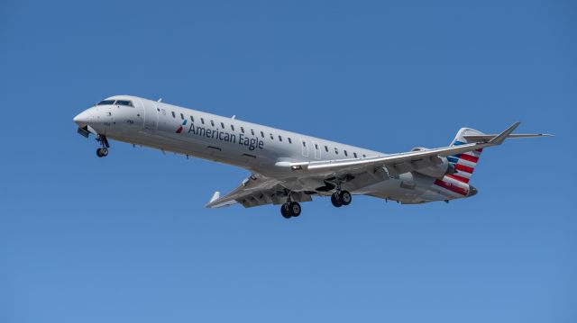 Canadair Regional Jet CRJ-900 (N553NN) - Few minutes before landing