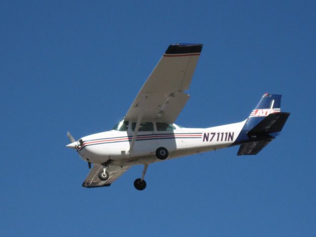 Cessna Skyhawk (N7111N) - Landing on RWY 24
