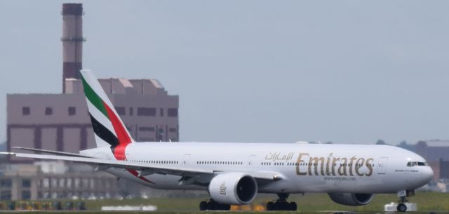 BOEING 777-300 (A6-ECN)
