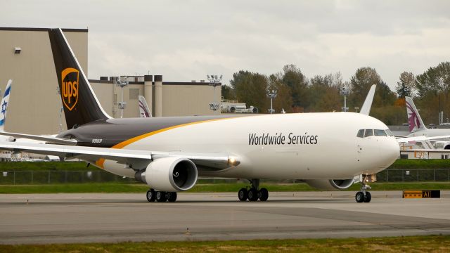 BOEING 767-300 (N368UP) - BOE296 taxis onto Rwy 16R for a B1 flight on 10.18.19. (B767-3S2F(ER) / ln 1194 / cn 65907).