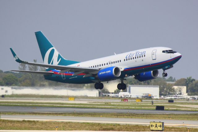 Boeing 737-700 (N295AT) - AirTran Flight 691 (N295AT) departs Runway 14 at Sarasota-Bradenton International Airport enroute to Hartsfield-Jackson Atlanta International Airport
