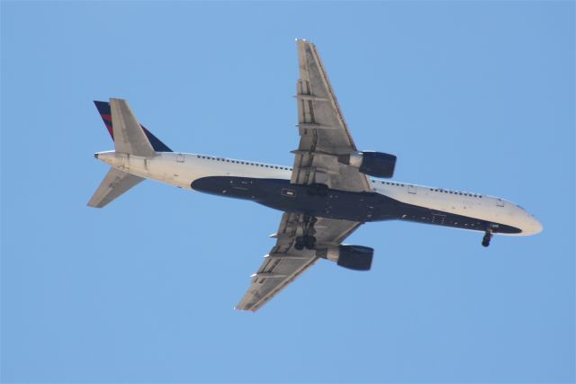 Boeing 757-200 (N675DL) - N678DL  B-757 on approach to Las Vegas McCarron Airport Wednesday 11th August 2010.