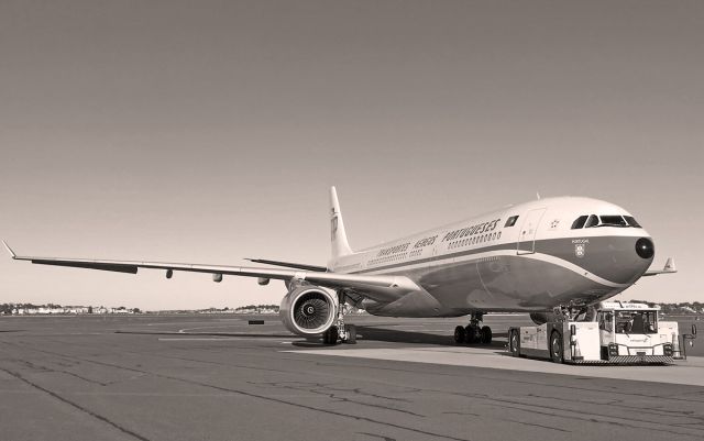 Airbus A330-300 (CS-TOV) - BW - Retro 