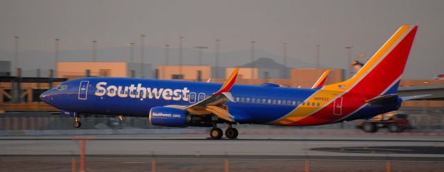 Boeing 737-700 (N8552Z) - phoenix sky harbor international airport 31DEC20