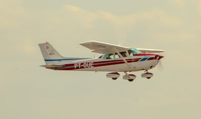 Cessna Skyhawk (PT-OUE)