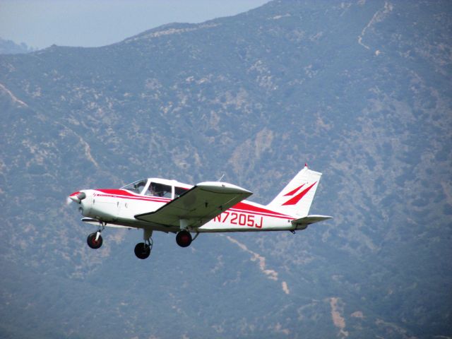 Piper Cherokee (N7205J) - Taking off RWY 26R