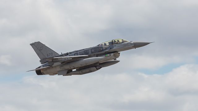 Lockheed F-16 Fighting Falcon (81-0670)