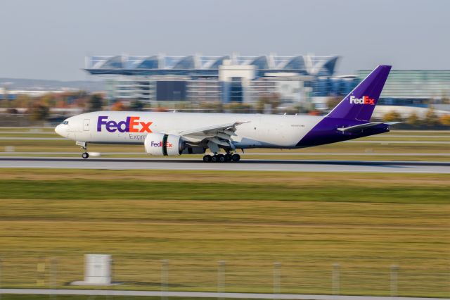 Boeing 777-200 (N859FD) - FedEx 777 touching down at Munich Airport