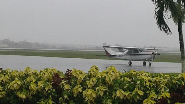 Cessna Centurion (N530HB) - Like I said , its wet here.