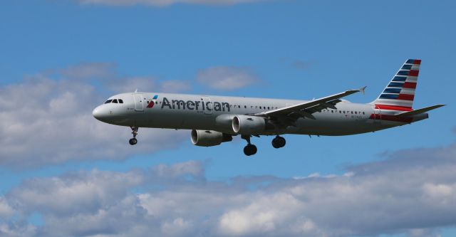 Airbus A321 (N174US) - On final is this 2001 American Airlines Airbus A321-211 in the Summer of 2020.