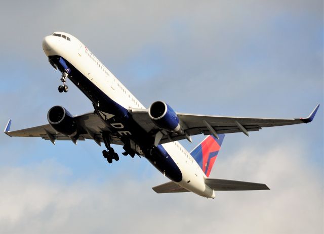 Boeing 757-200 (N693DL) - take off 