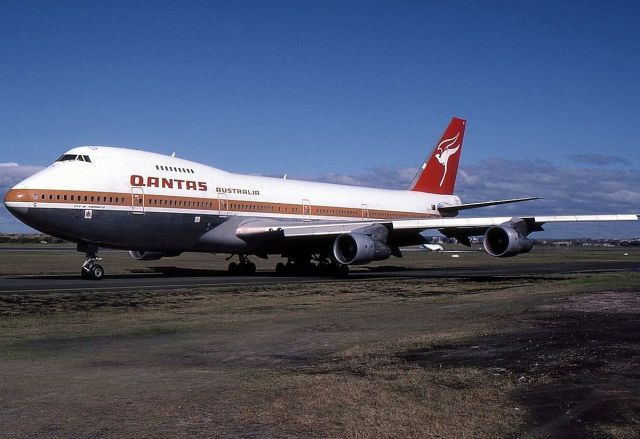 Boeing 747-200 (VH-EBG) - Boeing 747-238B VH-EBG taxying at Sydney Airport