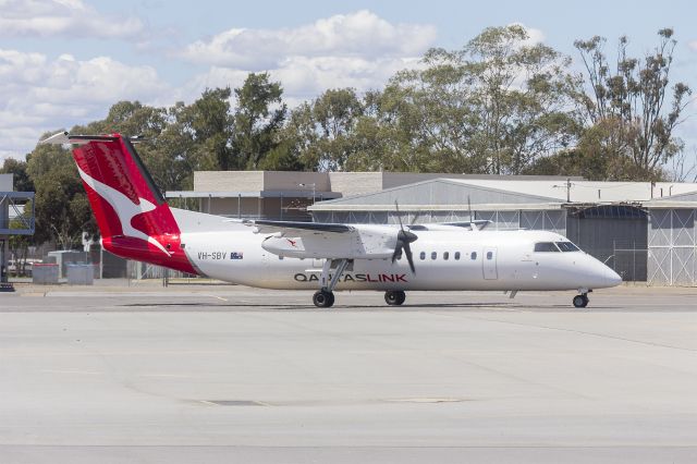 de Havilland Dash 8-300 (VH-SBV) - QantasLink (VH-SBV) Bombardier DHC-8-315Q Dash 8, in new QantasLink "new roo" livery, taxiing at Wagga Wagga Airport