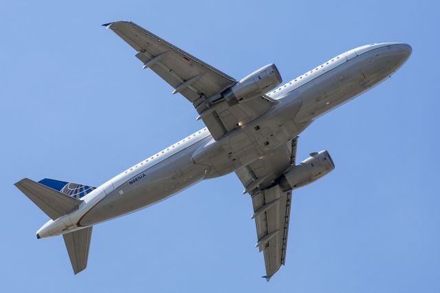 Airbus A320 (N481UA)