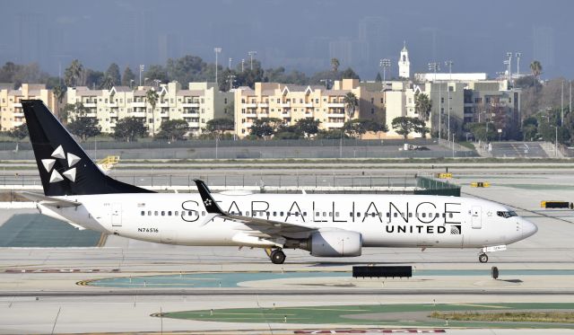 Boeing 737-800 (N76516) - Taxiing to gate at LAX