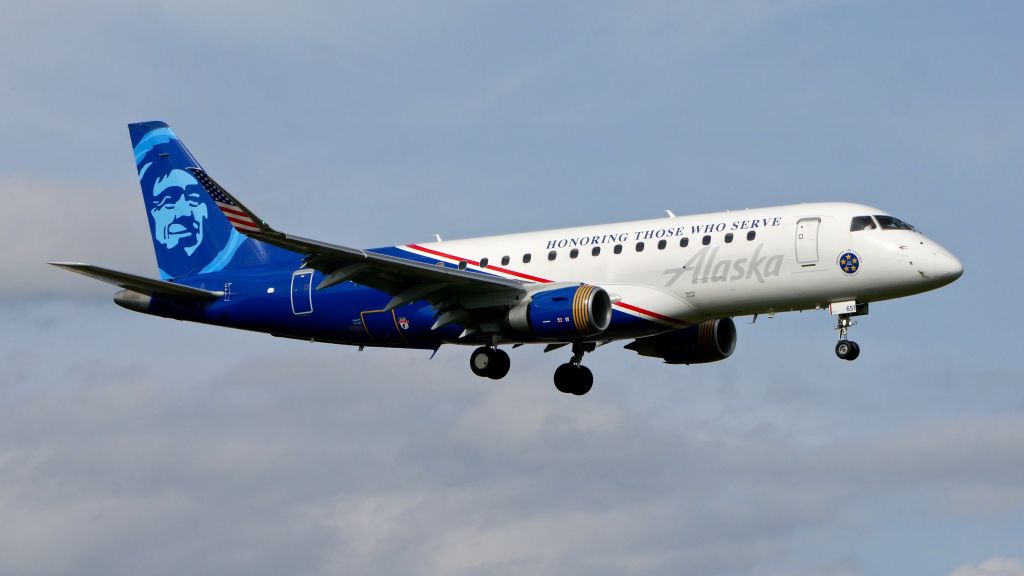 Embraer 175 (N651QX) - QXE2249 from TUS on final to Rwy 16R on 5.17.22. (E175LR / msn 17000812).