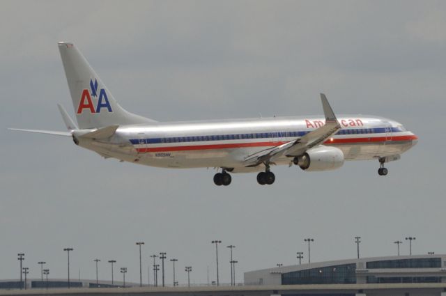 Boeing 737-700 (N865NN) - Landing DFW 03/30/2013