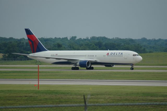 BOEING 767-200 (N177DN) - this is Delta 44 Heavy just in taxing to gate