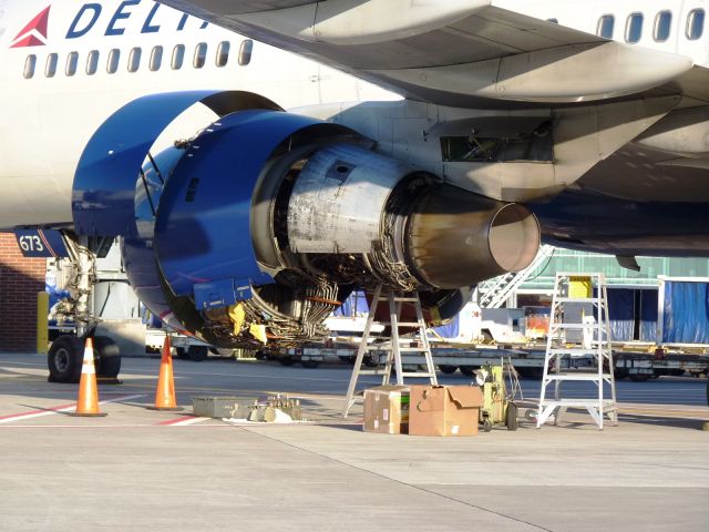 Boeing 757-200 (N673DL) - Something seems to be amiss with the port engine.