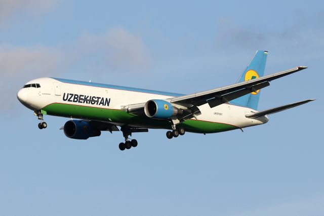 BOEING 767-300 (UK-67001)