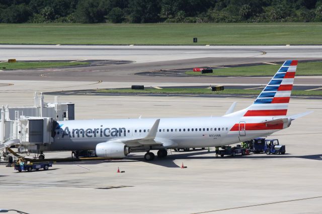 Boeing 737-800 (N934NN) - American Flight 1161 (N934NN) sits at the gate at Tampa International Airport preparing for a flight to Miami International Airport