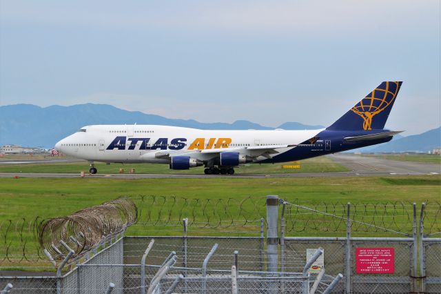 Boeing 747-400 (N480MC)