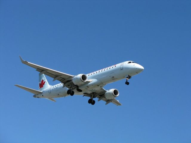 Embraer ERJ-190 (C-FLWE)