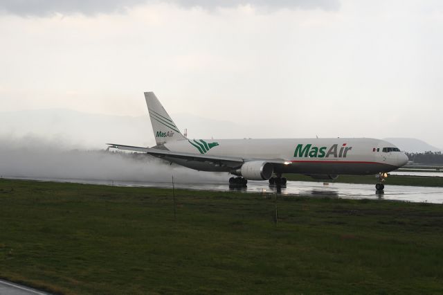 BOEING 767-300 (N420LA)
