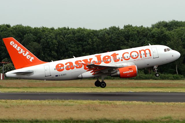 Airbus A319 (G-EZEC)