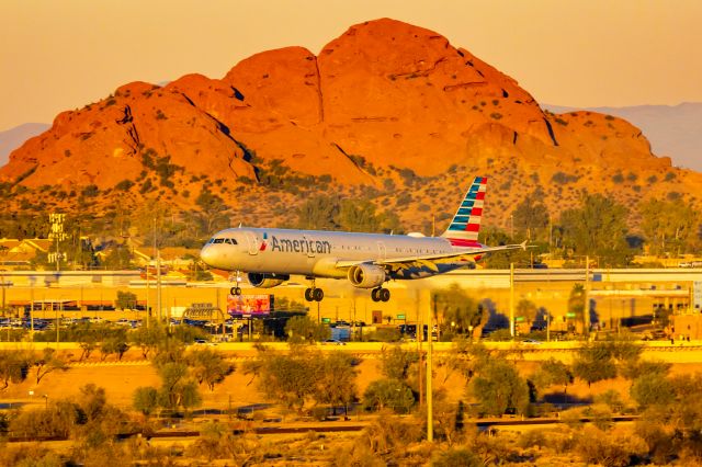 Airbus A321 (N194UW) - American Airlines A321 landing at PHX on 12/9/22. Taken with a Canon R7 and Tamron 70-200 G2 lens.