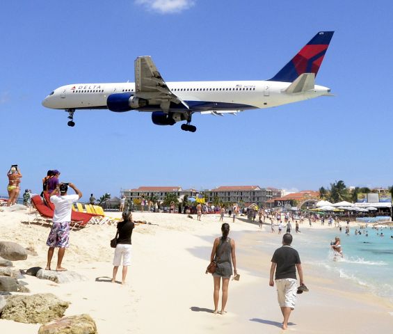 Boeing 757-200 (N679DA)