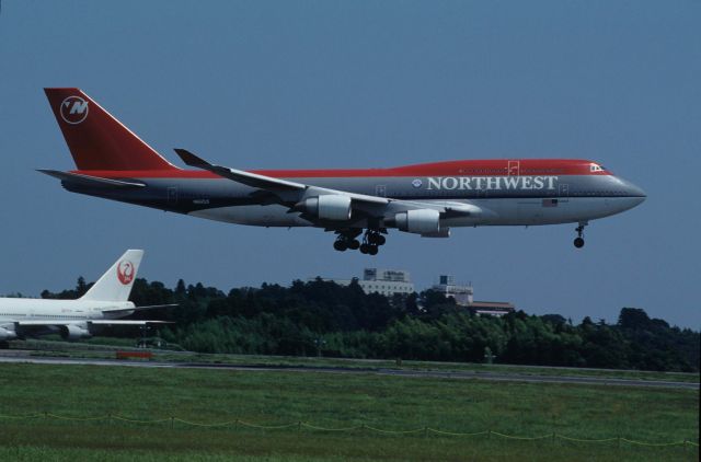 Boeing 747-400 (N662US) - Short Final at Narita Intl Airport Rwy16R on 1995/08/14