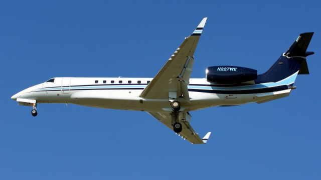 Embraer Legacy 600/650 (N227WE) - 13R approach.