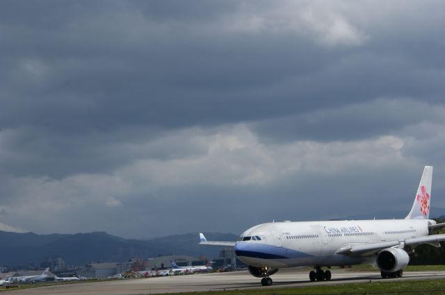 Airbus A330-300 (B-18353) - 2014.02.23 China Airlines B-18353 Take off