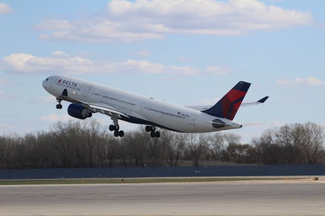 Airbus A330-300 (N817NW)