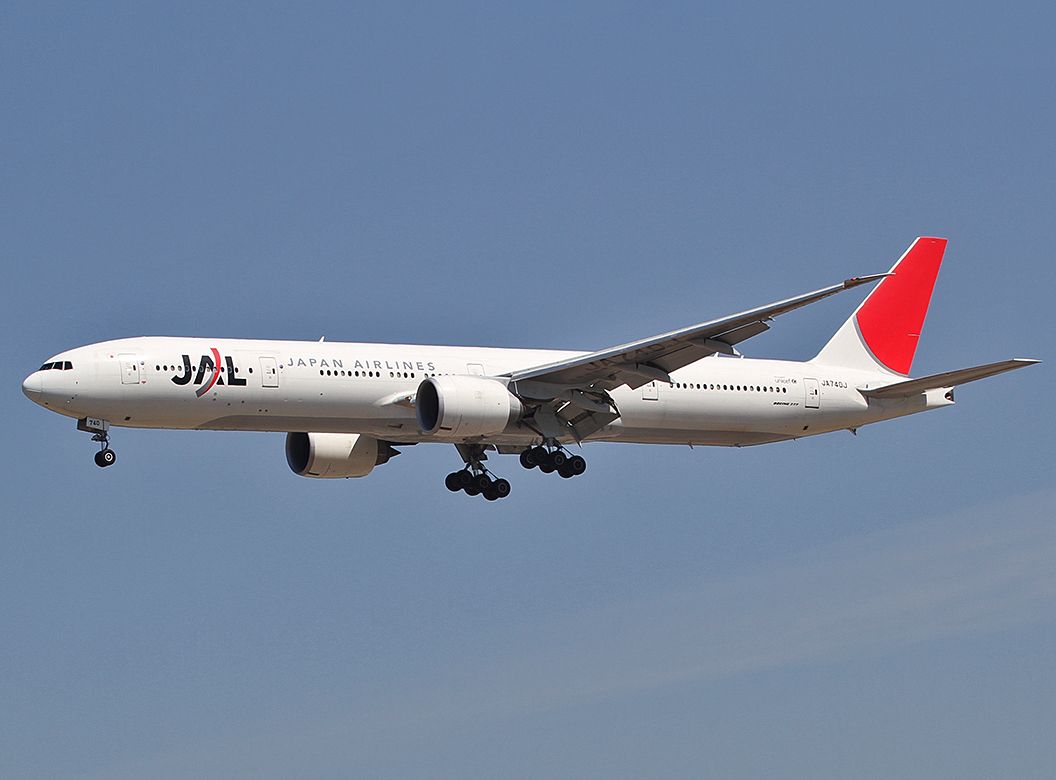 BOEING 777-300ER (JA740J) - Landing at the LAX.