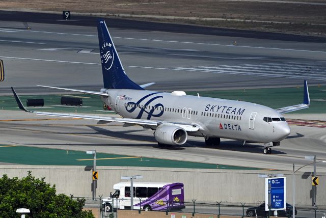 Boeing 737-800 (N3758Y)