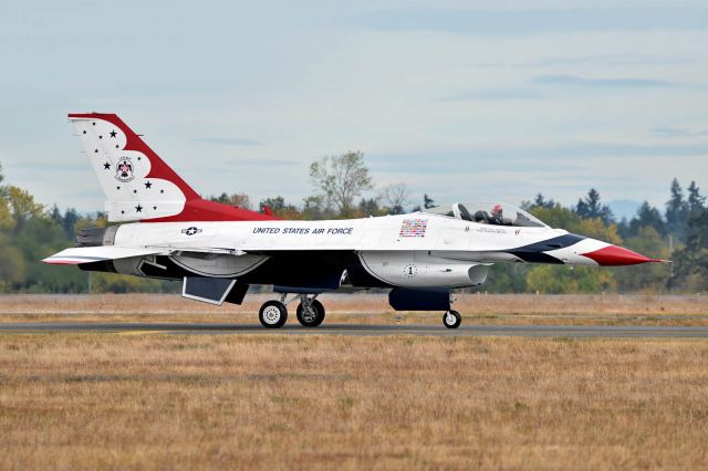 Lockheed F-16 Fighting Falcon (AALF1) - USAF demo team - Thunderbirds